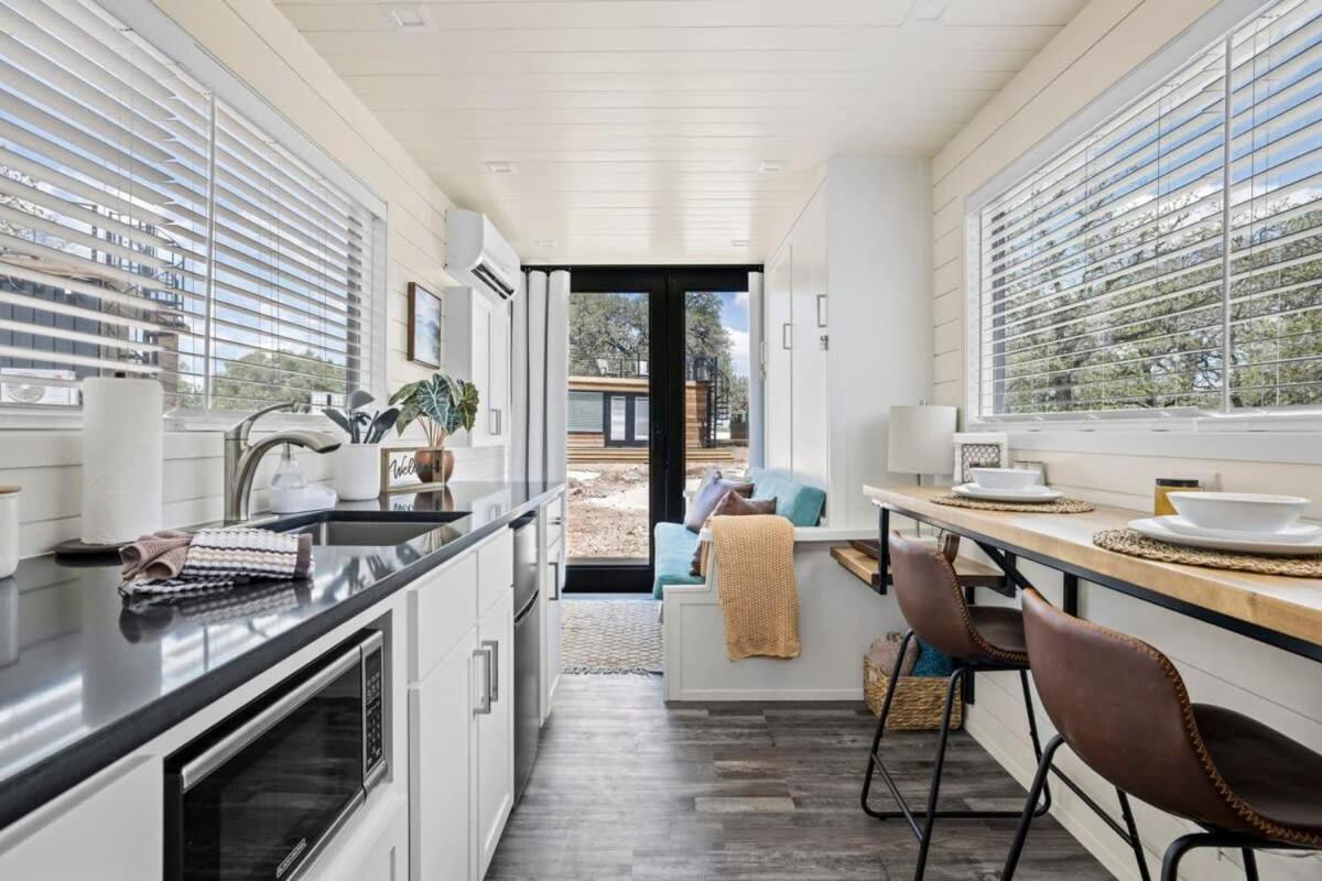 Hébergement de vacances New! Luxury Shipping Container The Desert Escape